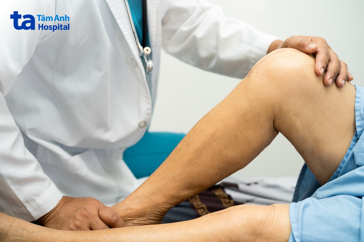 Bác sĩ kiểm tra đầu gối bệnh nhân