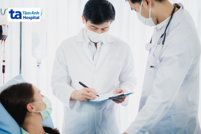 bác sĩ kiểm tra người bệnh