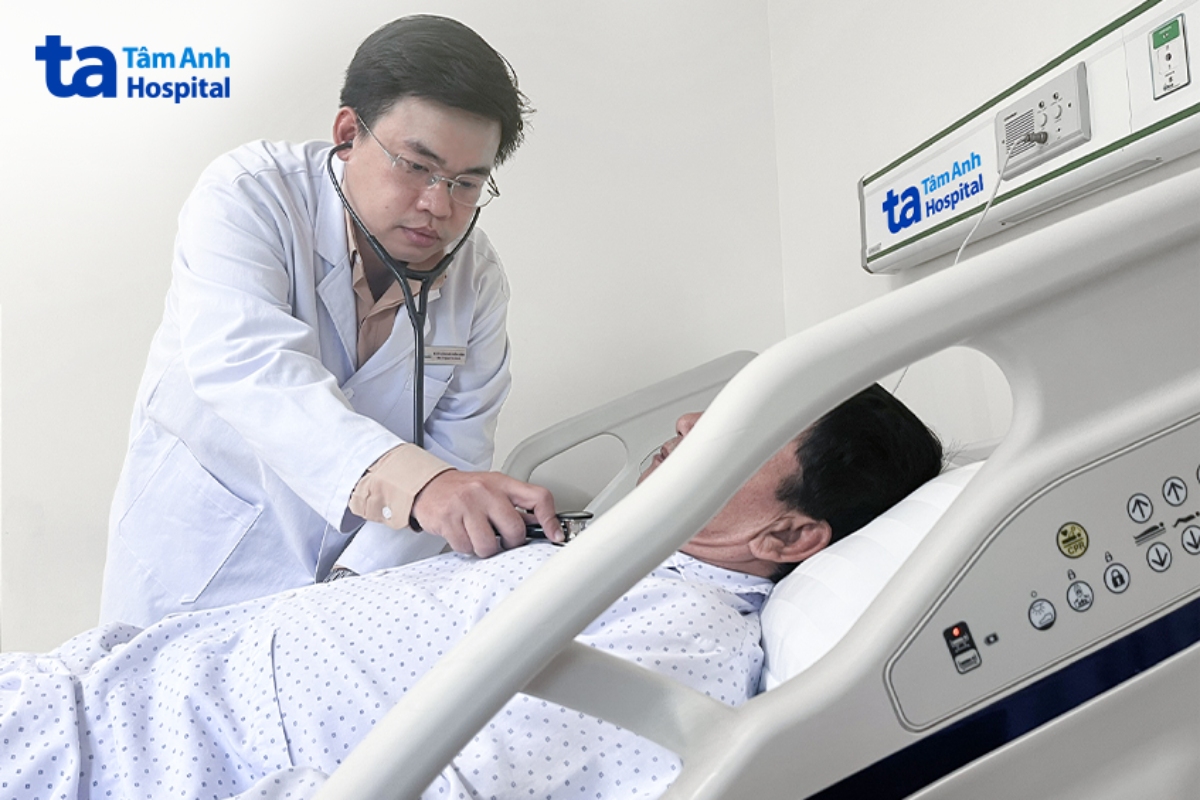 Bác sĩ kiểm tra sức khỏe bệnh nhân trước lúc xuất viện