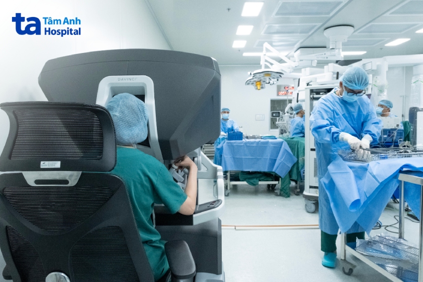 bác sĩ liên điều khiển robot