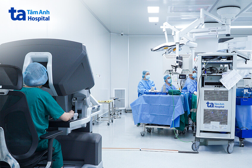 bác sĩ liên điều khiển robot