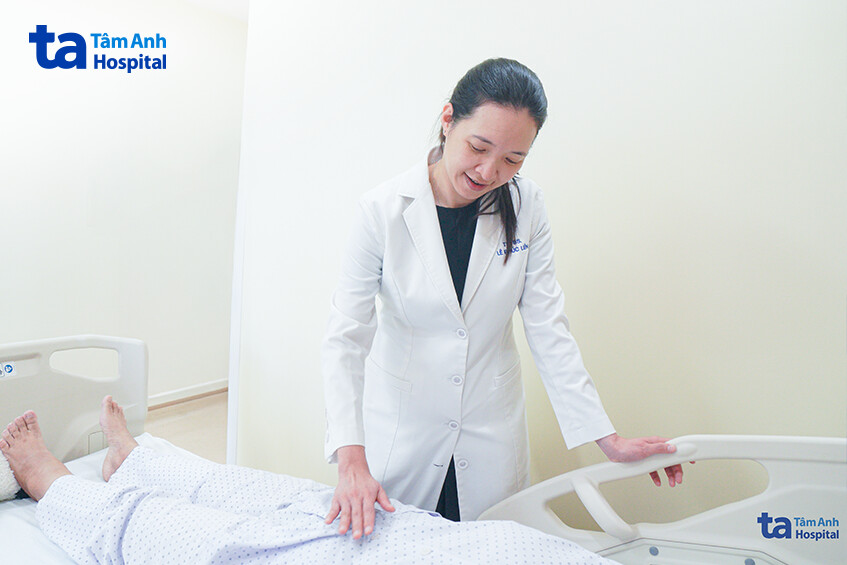 bác sĩ liên thăm người bệnh