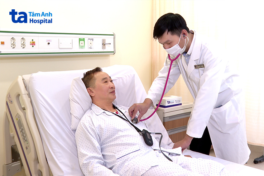 Bác sĩ Lĩnh thăm khám cho ông Hiền