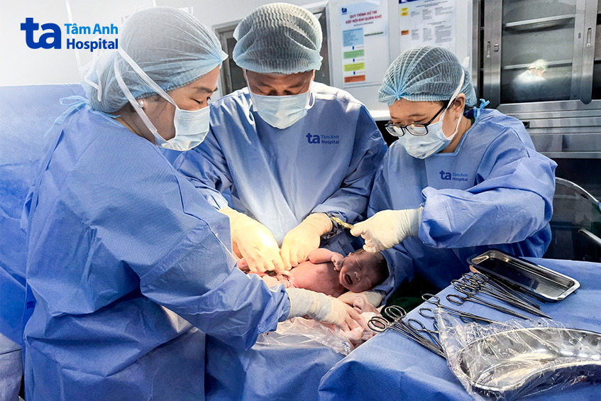 Bác sĩ Thanh Tâm (trái) và bác sĩ Văn Phúc (giữa) mổ song thai cho chị Tuyết lúc 37 tuần