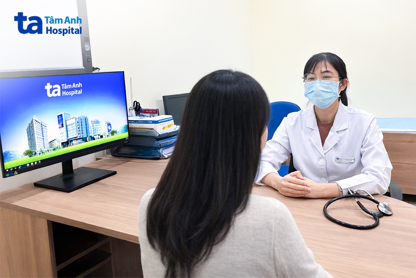 bác sĩ mỹ hạnh tư vấn tình trạng cho người bệnh