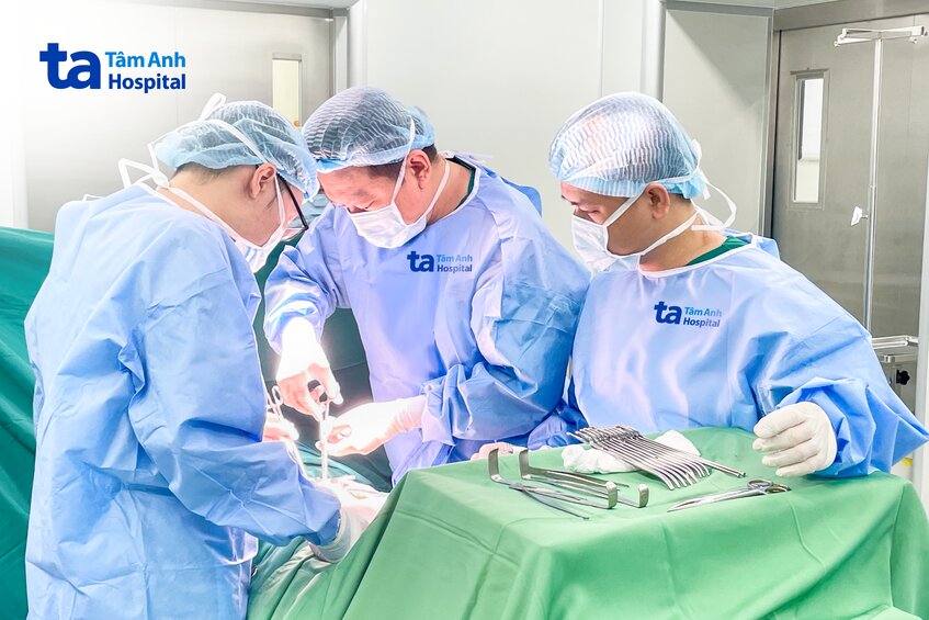 bác sĩ phẫu thuật lấy sỏi