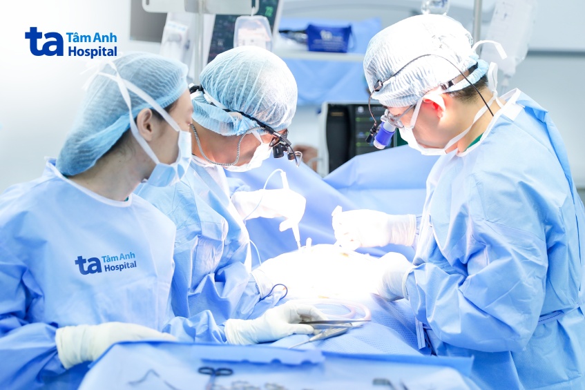 Bác sĩ phẫu thuật thay van tim cho bệnh nhân