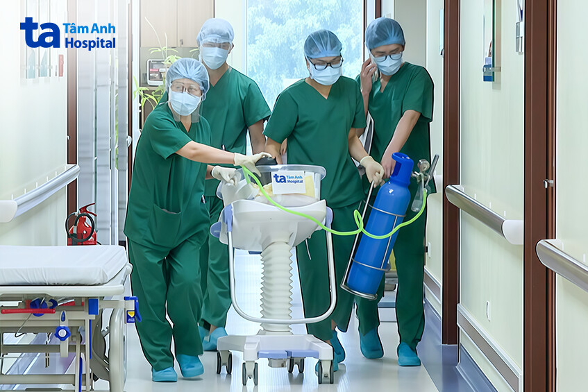 bác sĩ phối hợp hỗ trợ hô hấp