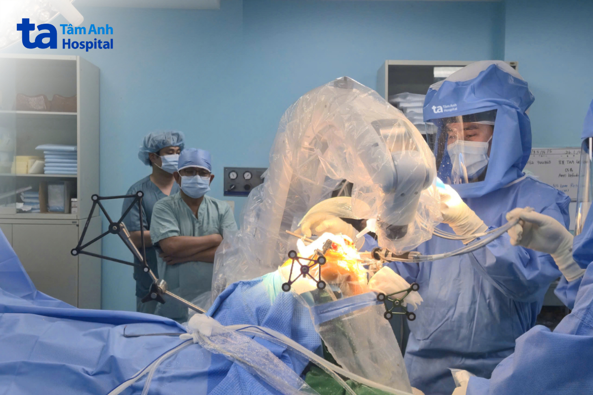 bác sĩ sử dụng robot ai cuvis joint