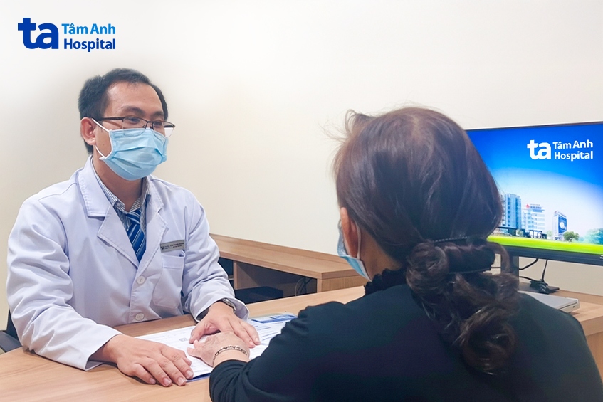 bác sĩ tân kiểm tra tình trạng cải thiện da của bà minh