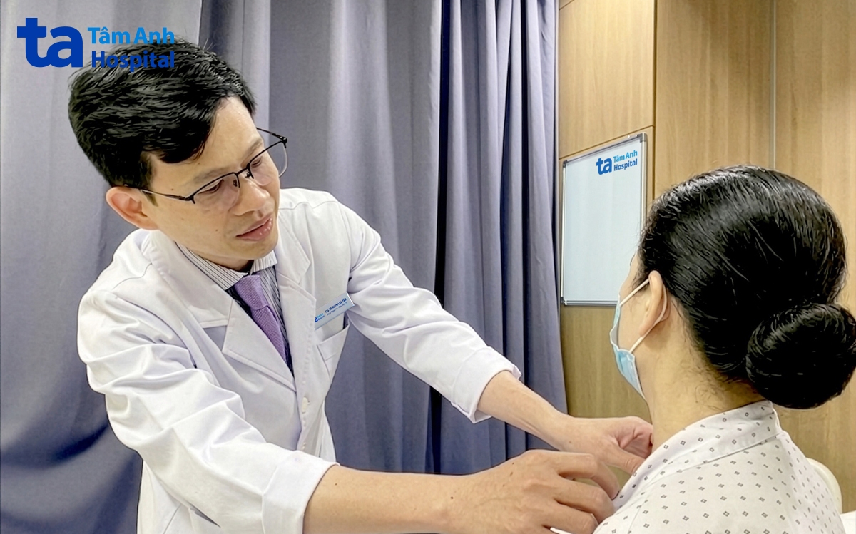 bác sĩ tấn thăm khám cho bệnh nhân