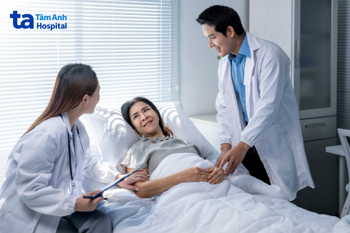 Bác sĩ thăm hỏi bệnh nhân