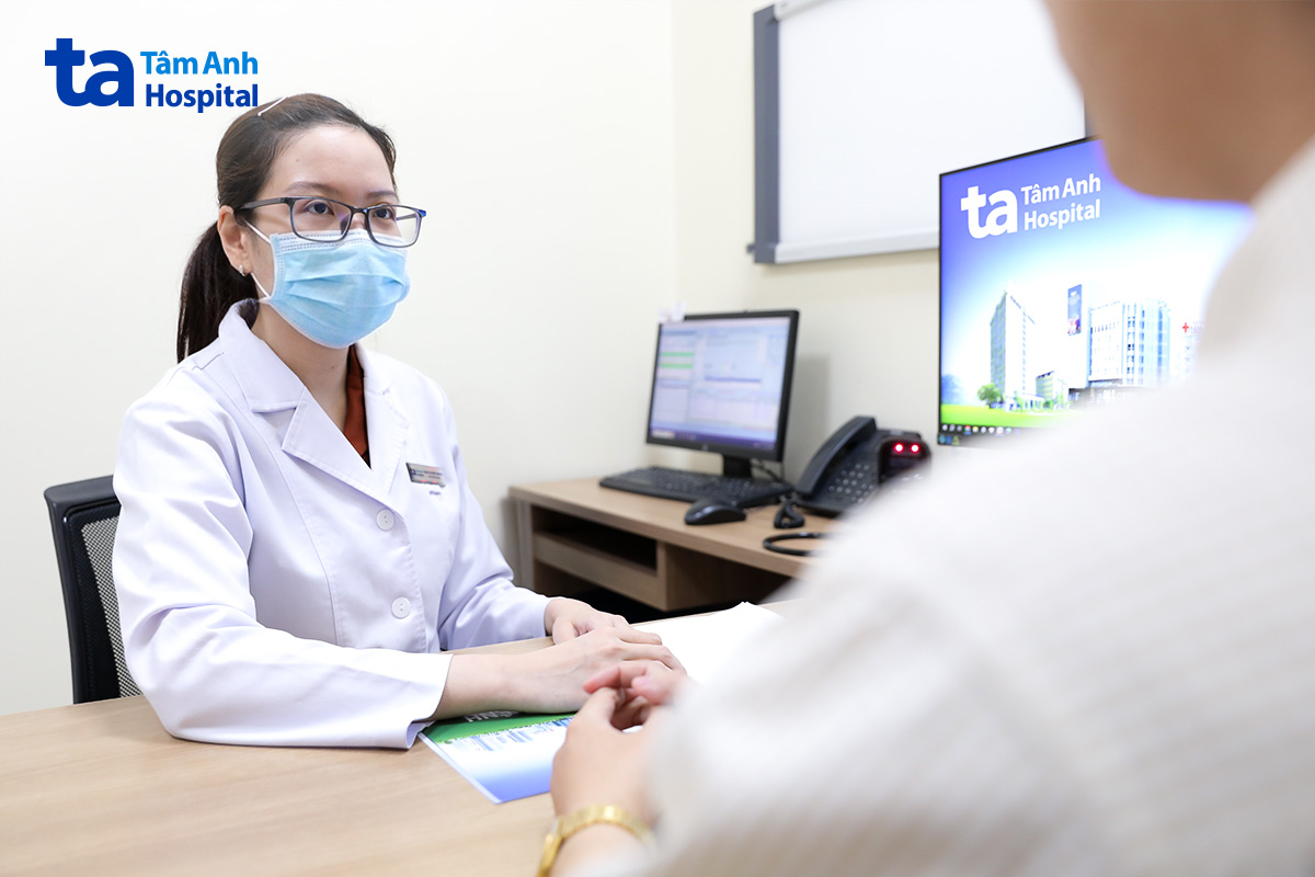 bác sĩ thùy giải thích tình trạng sức khỏe cho người đi khám