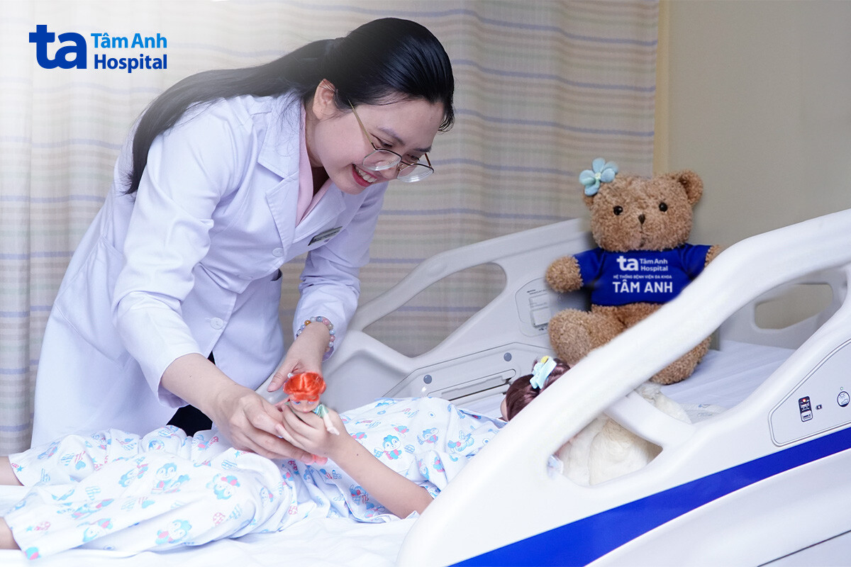 Bác sĩ Thủy kiểm tra sức khỏe, tặng quà cho An trước khi xuất viện