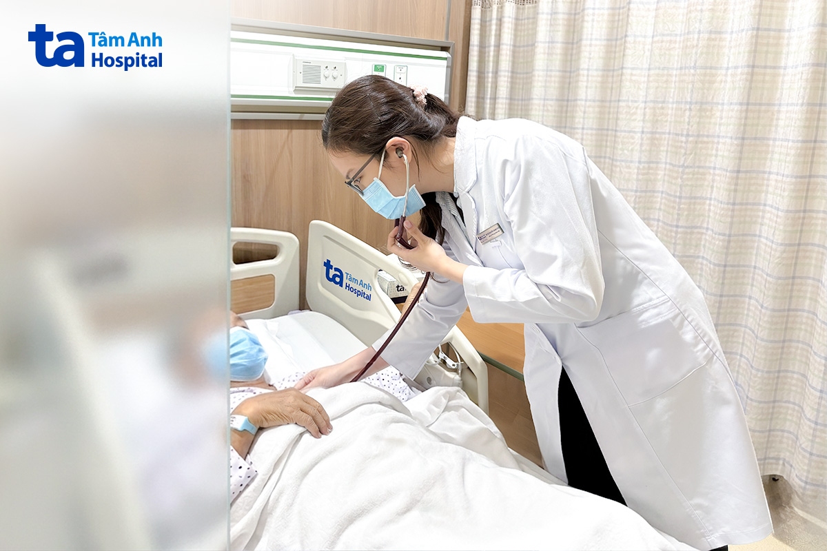 bác sĩ thùy thăm khám cho ông bảo.