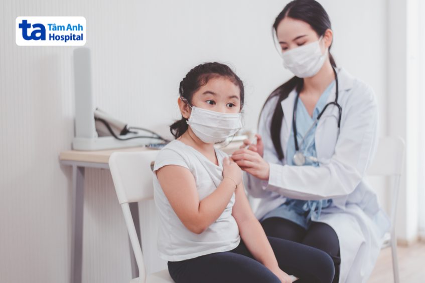 bác sĩ tiêm cho trẻ em