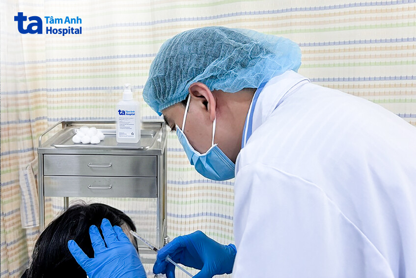 bác sĩ tiêm thuốc điều trị