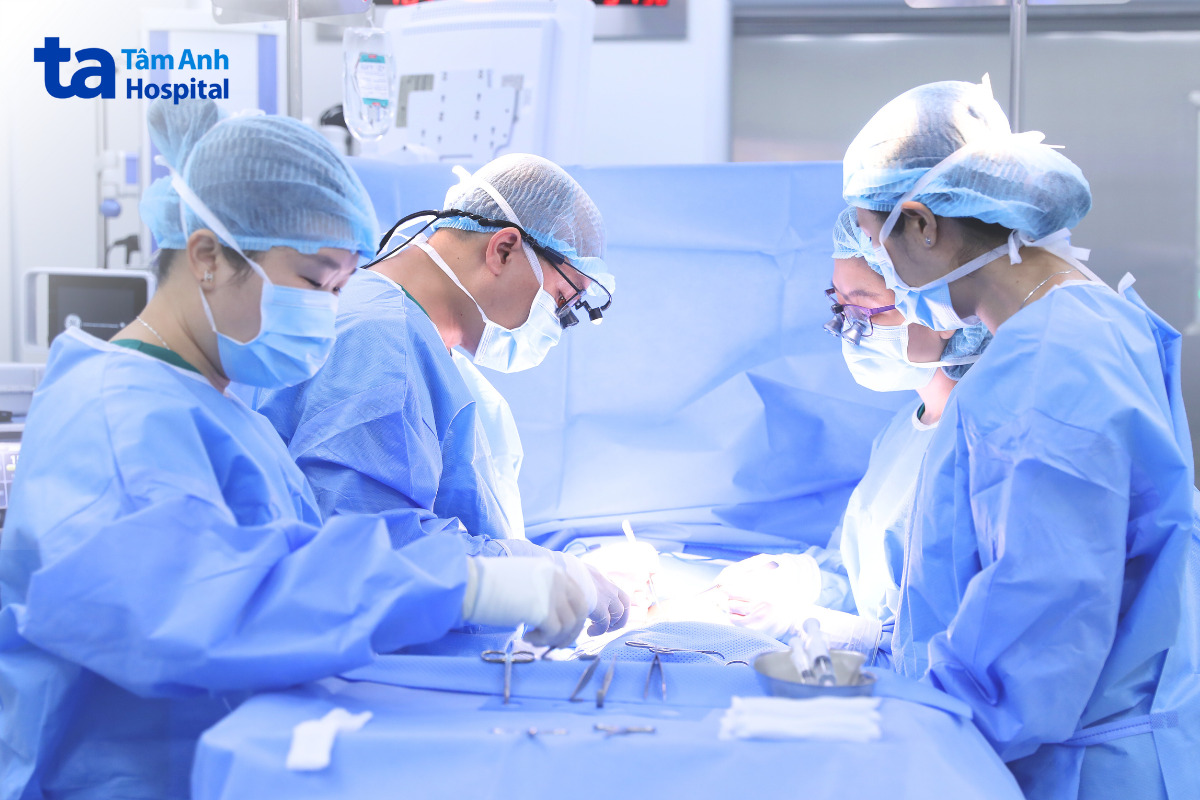 Bác sĩ Trọng (thứ 2 từ trái qua) và êkíp phẫu thuật tháo xoắn tinh hoàn cho bé