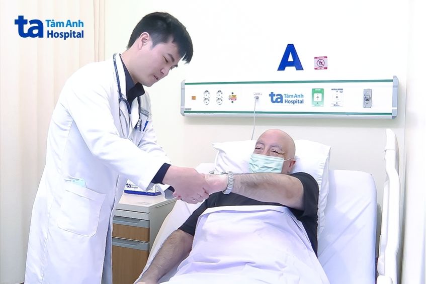 bác sĩ trung khám cho bệnh nhân