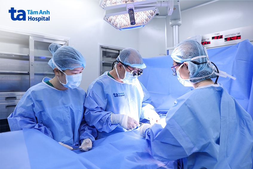 bác sĩ tú (đầu tiên, từ bên phải qua) cùng êkíp xử trí áp xe mông cho huy