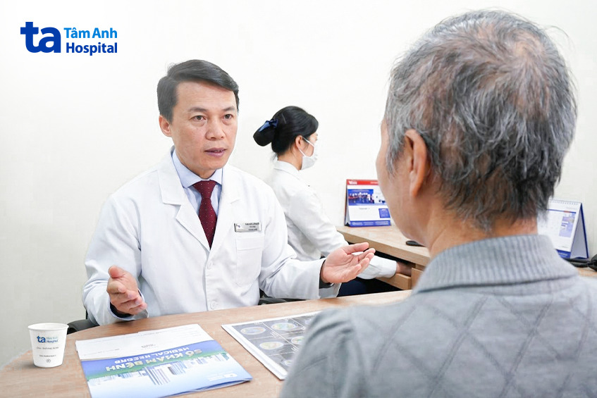 bác sĩ tư vấn cho chị trang