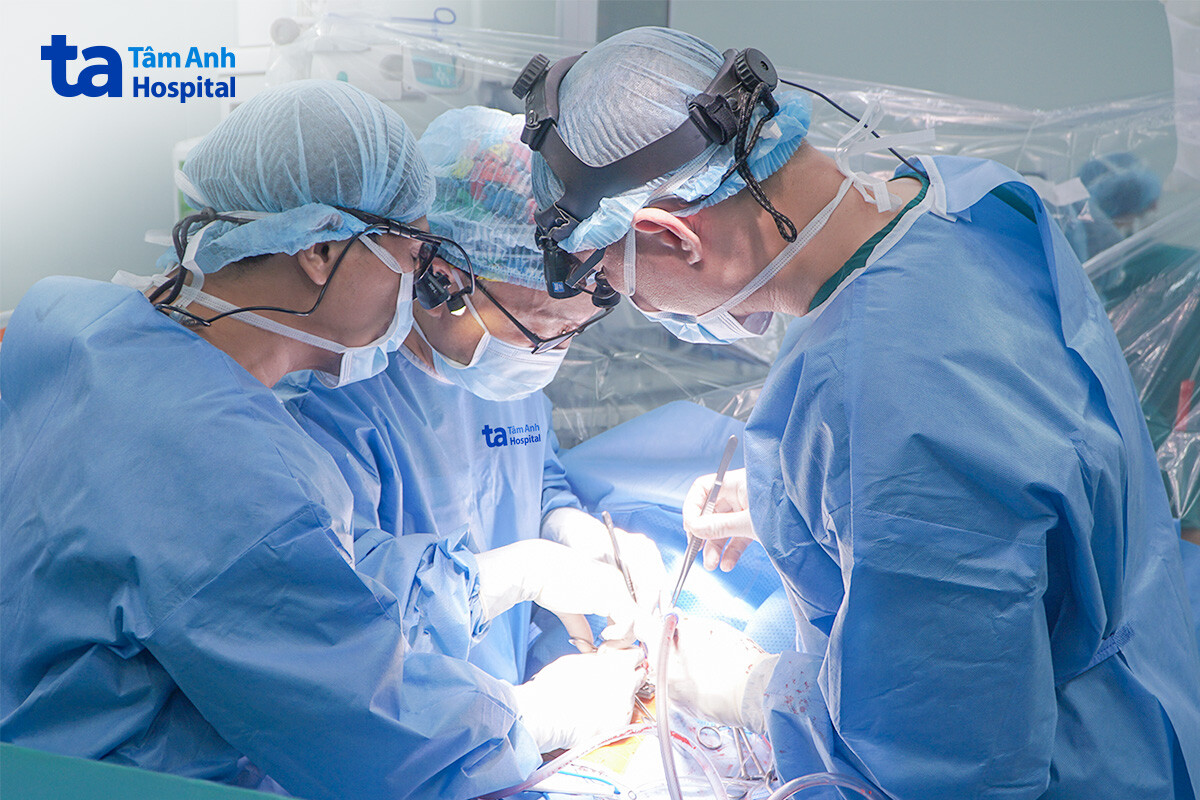 Bác sĩ Viên (giữa) cùng êkíp phẫu thuật cho bé tại Bệnh viện Đa khoa Tâm Anh TP.HCM