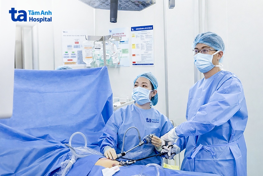 bác sĩ vũ (phải) và êkíp phẫu thuật nội soi cho tấn