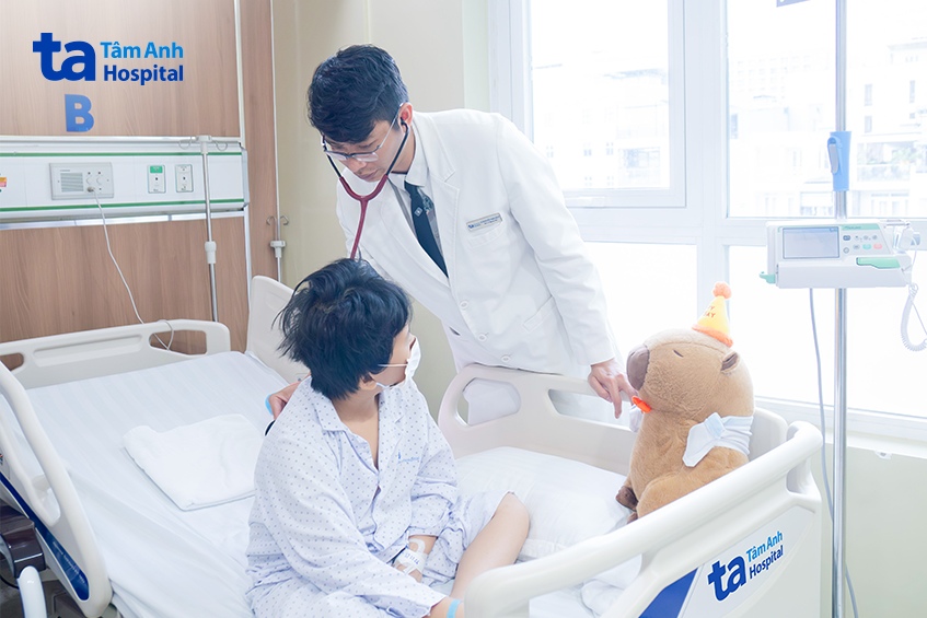 bác sĩ vũ thăm khám bé tấn trước khi xuất viện