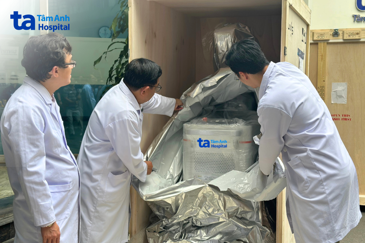 bác sĩ xem robot cuvis joint