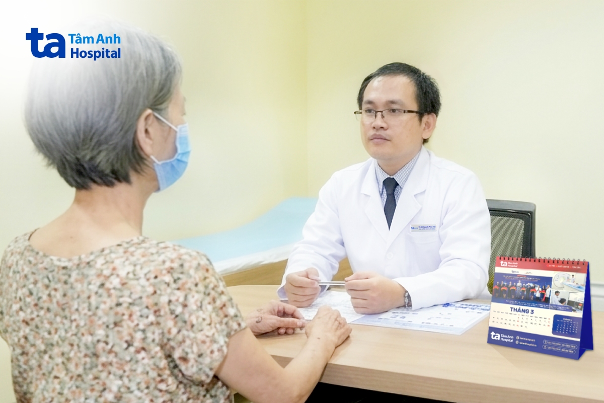 bác tân thăm hỏi về tình trạng nổi mẩn, quá trình sử dụng thuốc trước đó của bà mỹ