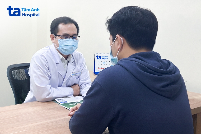 bác tân tư vấn cho anh phúc khi tái khám