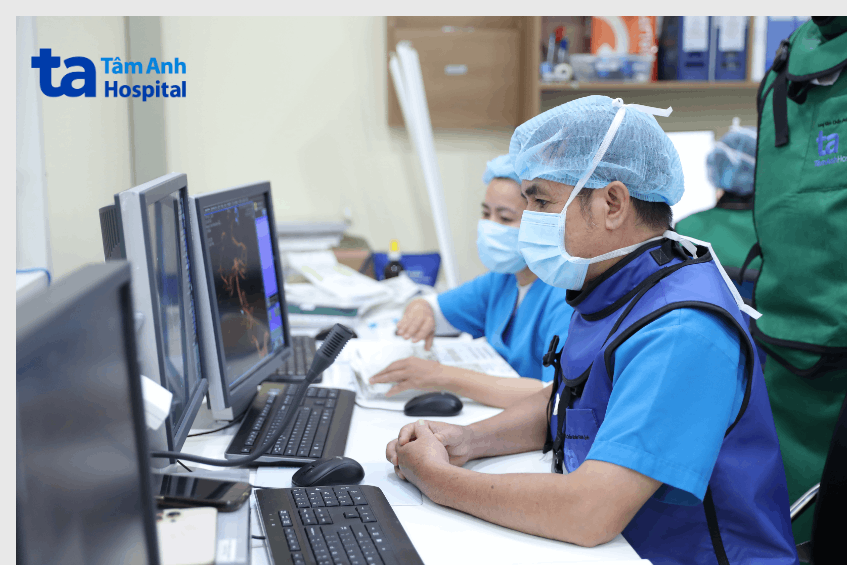 Bác sĩ phân tích hình ảnh chụp mạch, xác định chính xác nhánh mạch đích nhằm lựa chọn vi ống thông phù hợp trước khi can thiệp. Mỗi quyết định được cân nhắc theo từng milimet nhằm tối ưu hiệu quả và hạn chế tối đa ảnh hưởng mô lành.