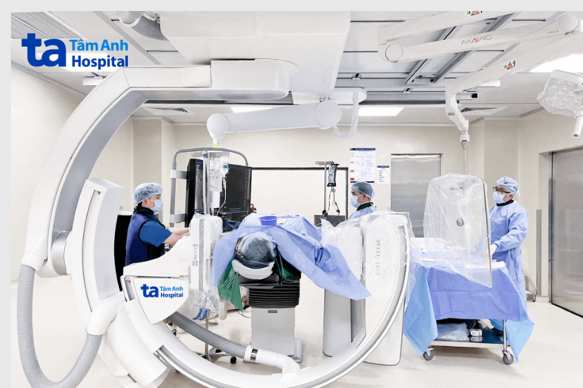Bác sĩ Bệnh viện Đa khoa Tâm Anh thực hiện can thiệp bít lỗ rò động mạch cảnh cho người bệnh dưới hướng dẫn của hệ thống chụp mạch số hóa xóa nền DSA.