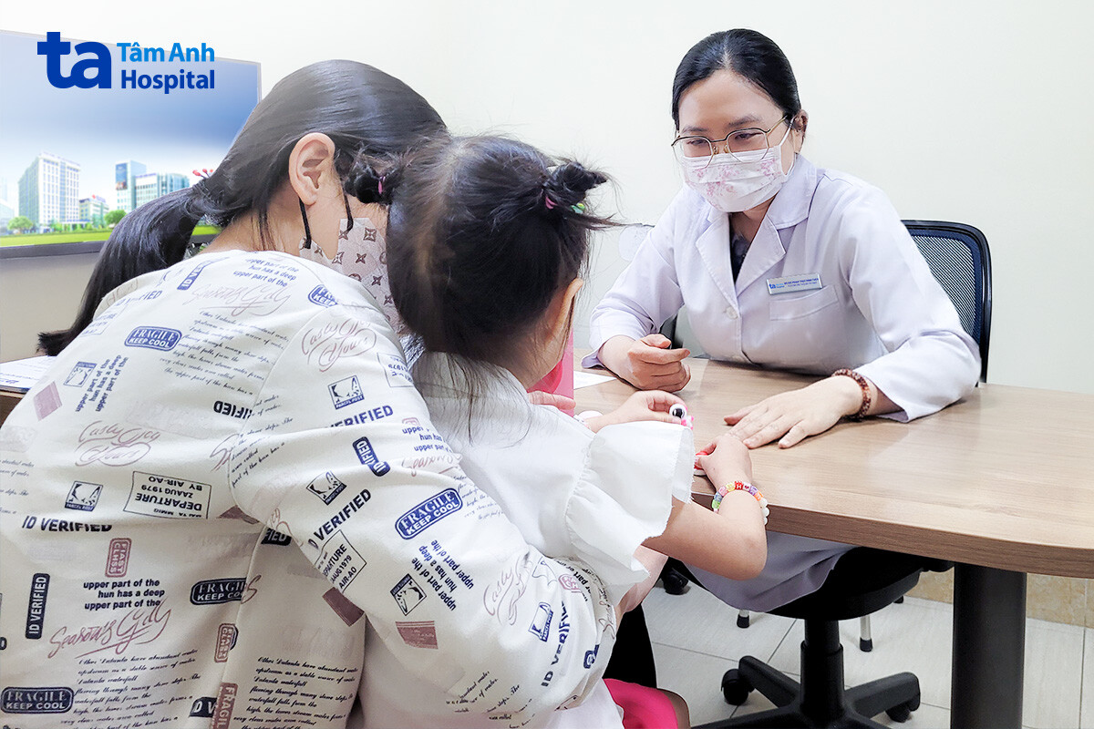 Bé An tái khám sau mổ với BS.CKI Phạm Thục Minh Thủy tại Bệnh viện Đa khoa Tâm Anh TP.HCM