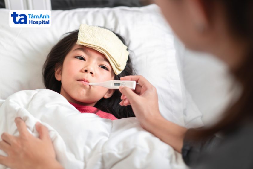 bé bị sốt cao