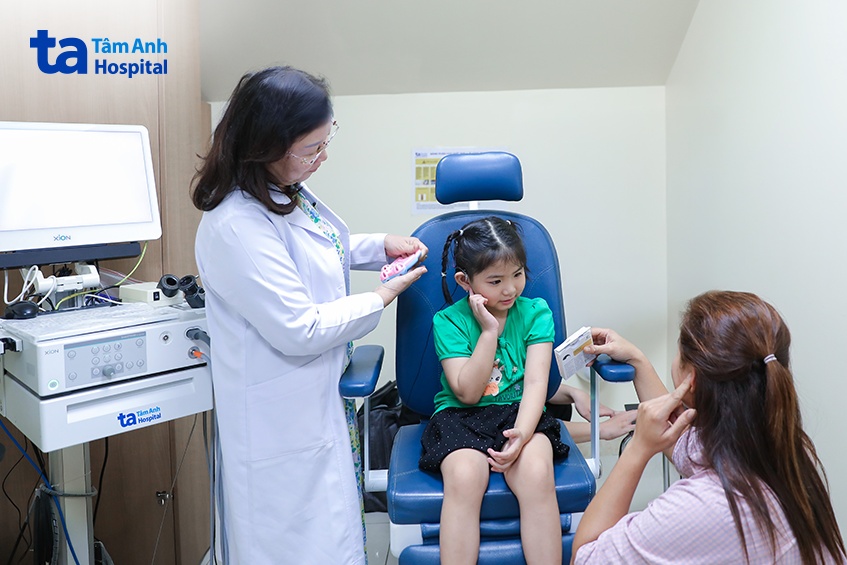 bé nghe được âm thanh sau cấy ốc tai