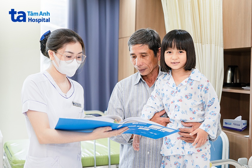 bé Quỳnh chuẩn bị phẫu thuật