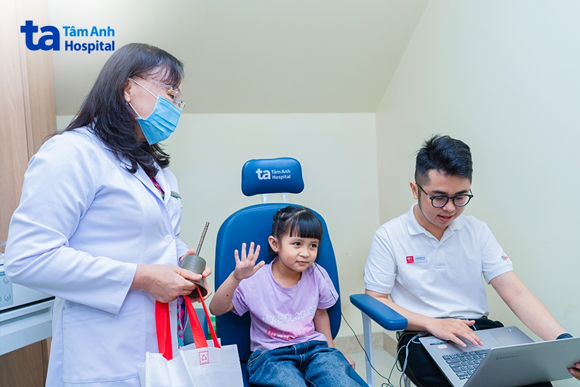 bé Quỳnh Như test ốc điện tử