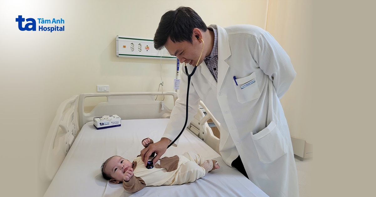 bé trai nhiễm khuẩn tiết niệu do vi khuẩn kháng thuốc