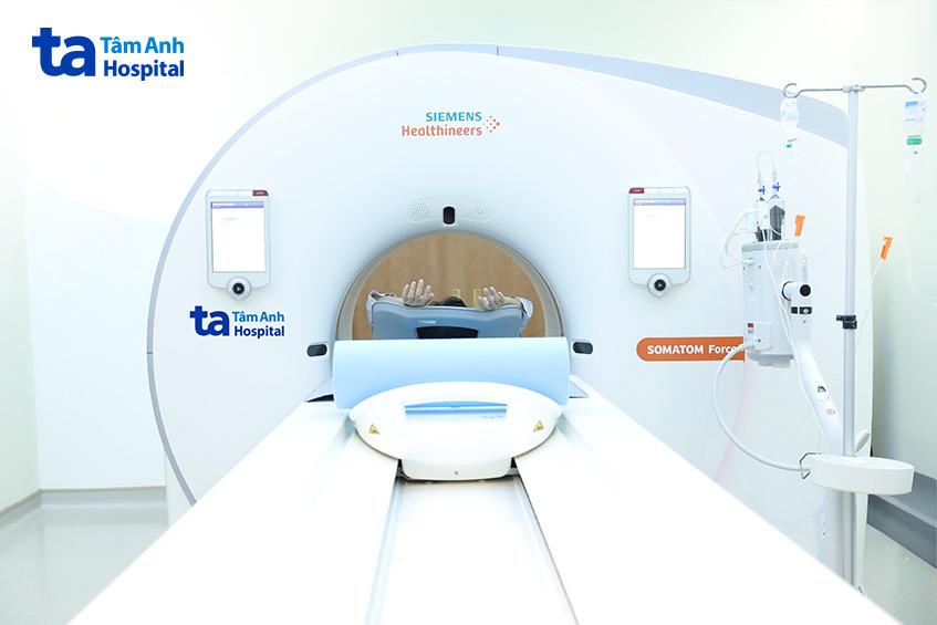 bệnh nhân đang được chụp CT phổi bằng hệ thống CT Somatom Force