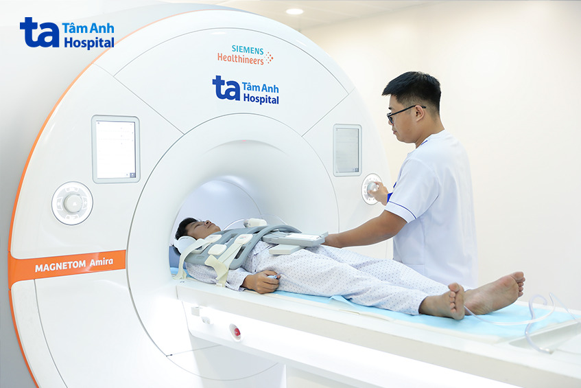 bệnh nhân được đưa vào máy chụp cộng hưởng từ Siemens MAGNETOM Amira (Đức)