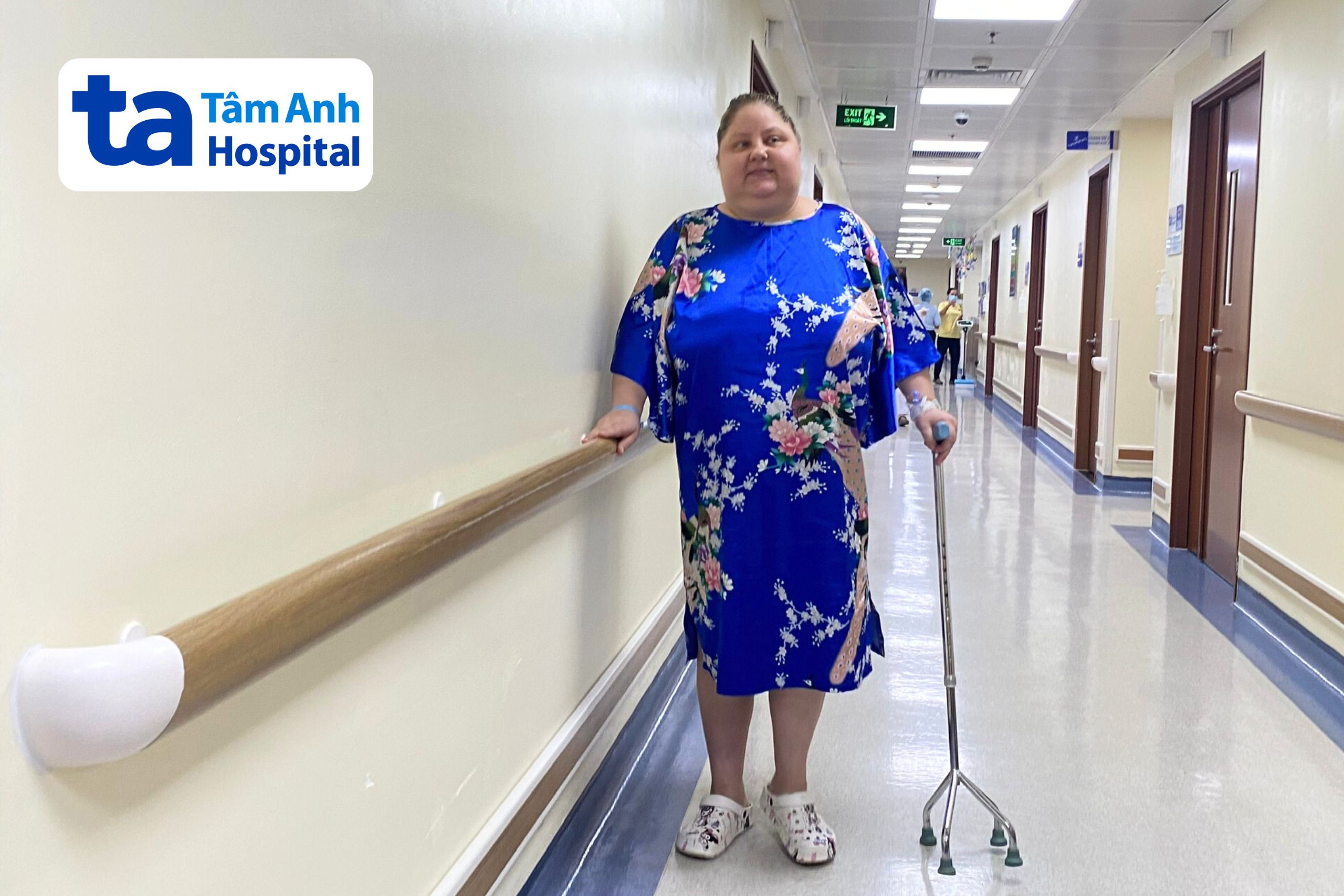 bệnh nhân tập đi lại sau phẫu thuật