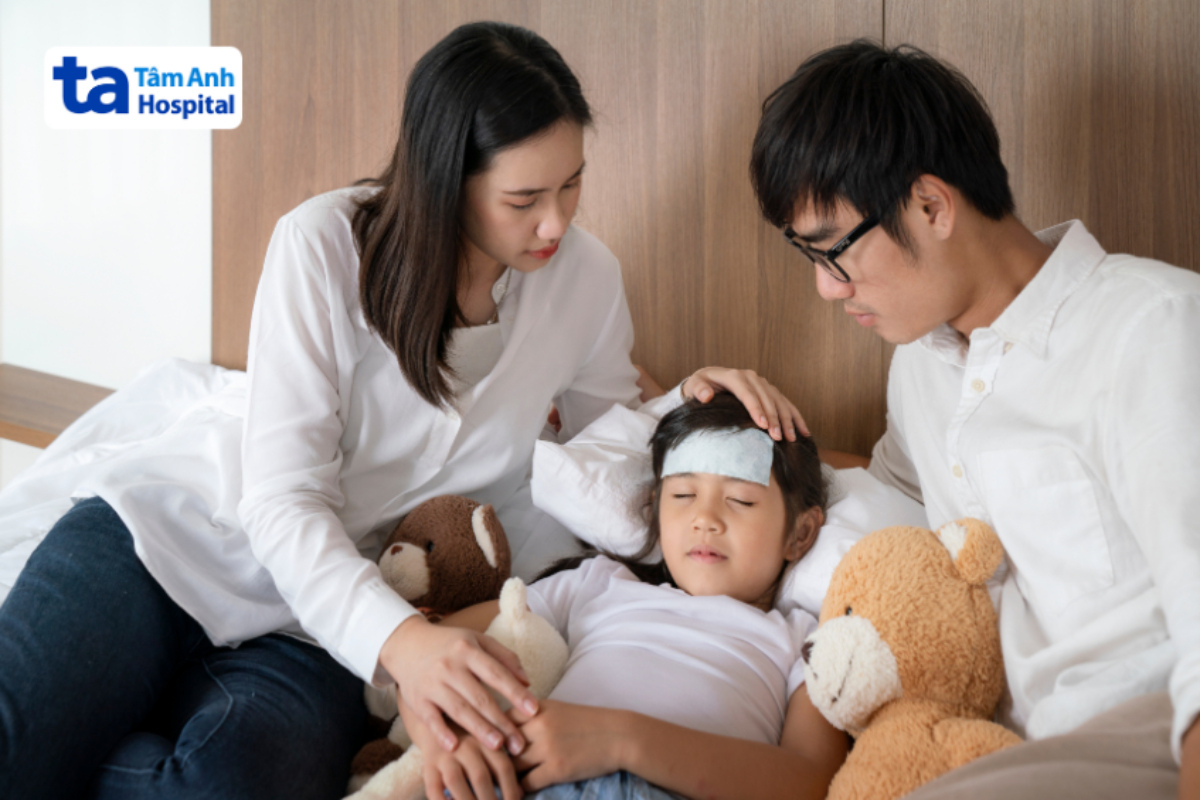 bố mẹ trông chừng trẻ bị sốt