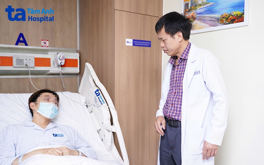 Phó giáo sư Vĩnh thăm khám cho anh Hoàng sau ca mổ