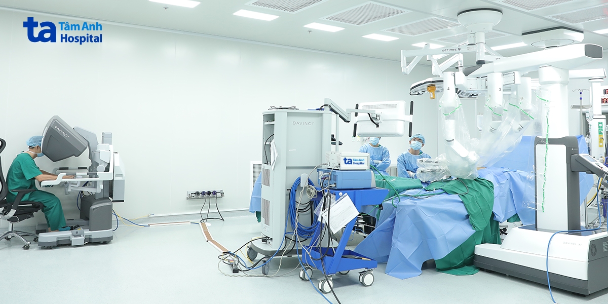 Bác sĩ Cương điều khiển robot Da Vinci Xi phẫu thuật cắt bỏ u thận cho người bệnh