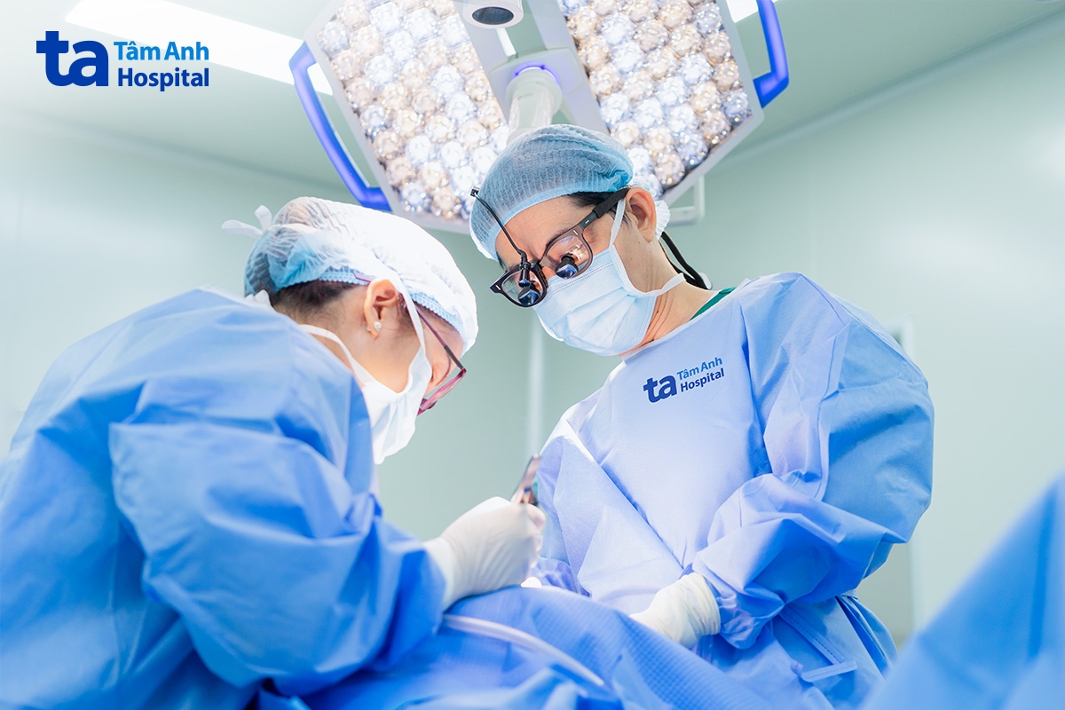 Bác sĩ Dũng (phải) cùng êkíp phẫu thuật lấy bướu giáp cho bệnh nhân