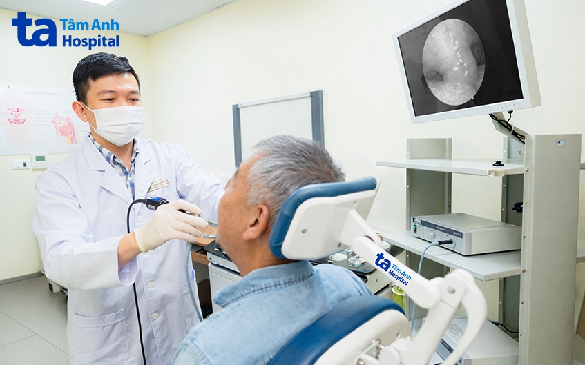 BS Duy nội soi họng cho ông Văn