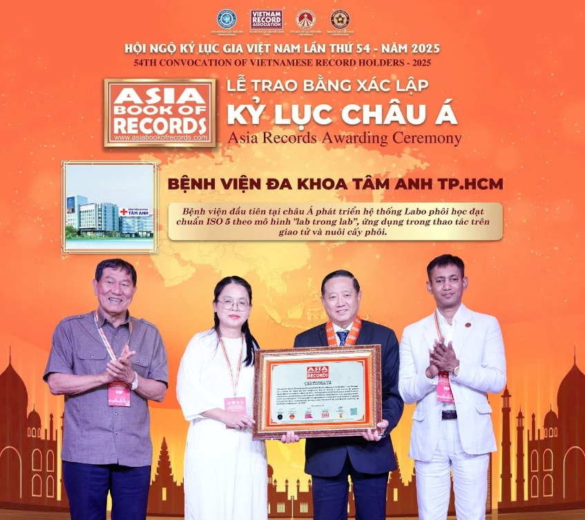 ThS.BS Giang Huỳnh Như và PGS.TS.BS Trần Quang Bính - Giám đốc chuyên môn Hệ thống BVĐK Tâm Anh TP.HCM nhận kỷ lục châu Á cho hệ thống “lab trong lab” tháng 9/2025