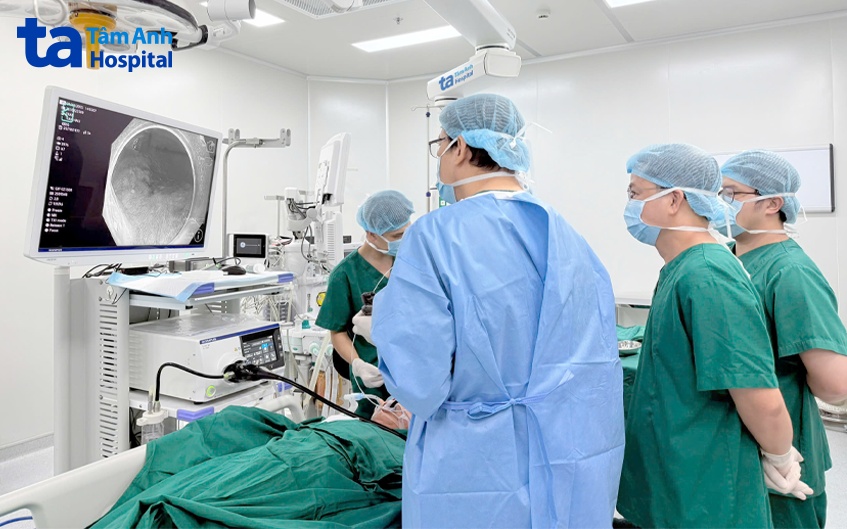 BS Hùng cắt cơ vòng thực quản