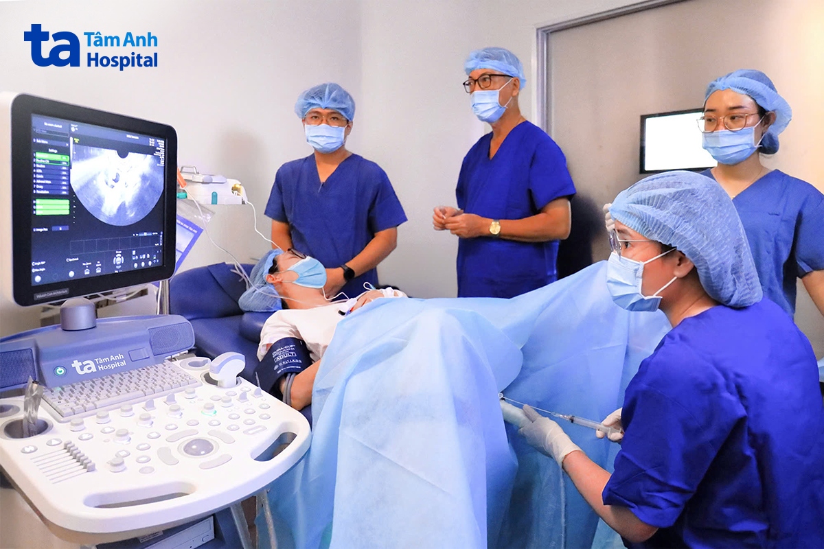 Bác sĩ IVF Tâm Anh TP.HCM thực hiện thủ thuật hút trứng trữ đông